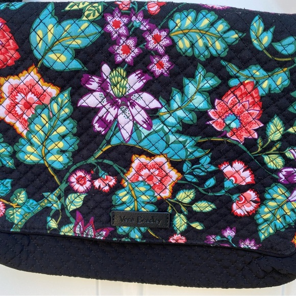 Vera Bradley turnabout crossbody in Vines Floral - Picture 5 of 16